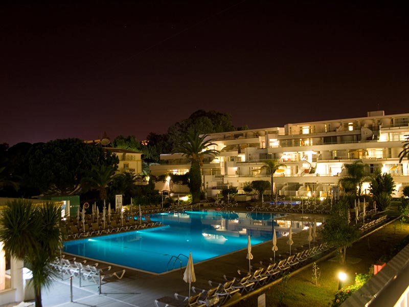 Vue piscine résidence en Algarve